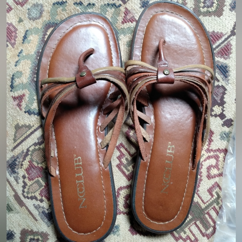 NC CLUB Strappy LeatherThong Sandals - Picture 2 of 7